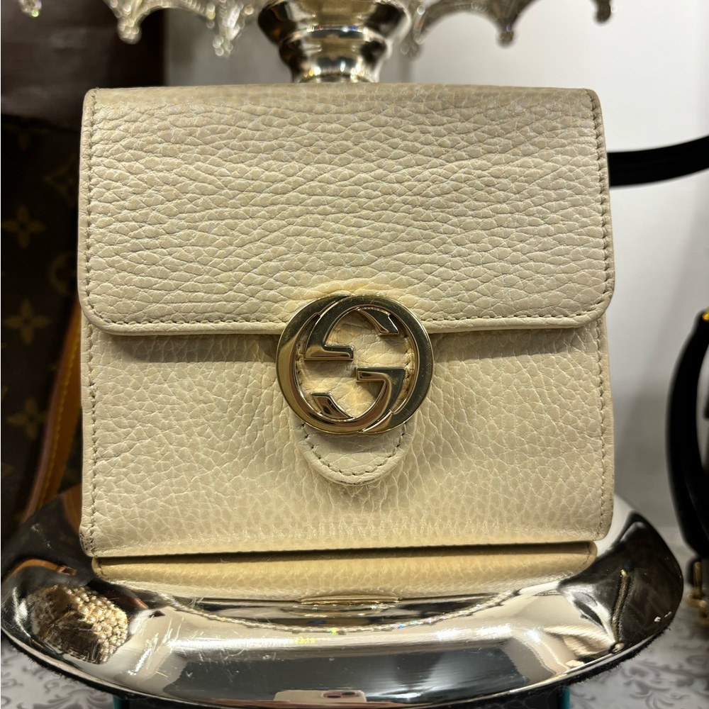 EUC - Gucci Interlocking GG Compact Wallet, Off White w/Gold GG